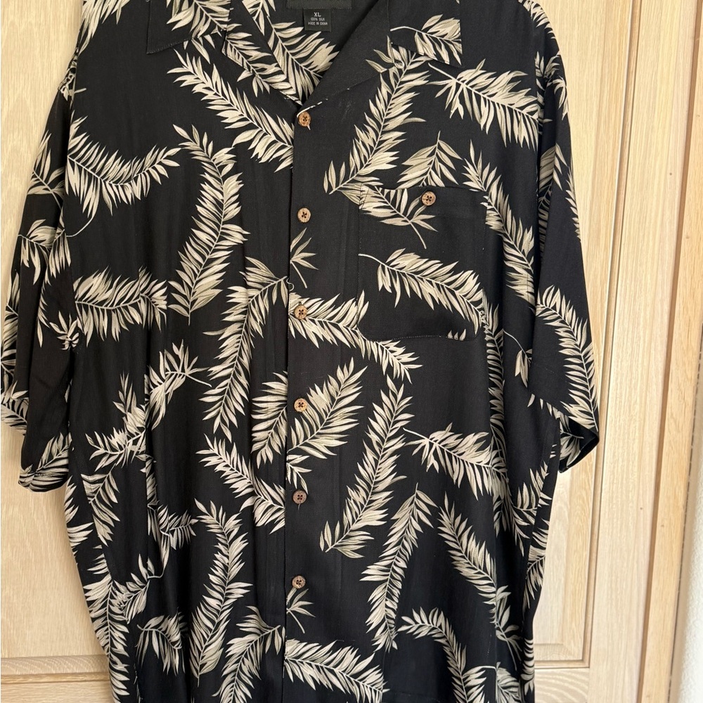 Casual Black Button-Down Shirt with Cream Palm-Leaf Print